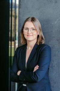 Businessfoto Outdoor Dame im Anzug