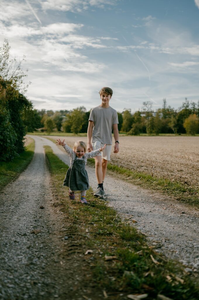 Geschwister, Teenager und Kleinkind