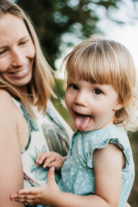 Familienfoto, Mutter kuschelt mit Tochter