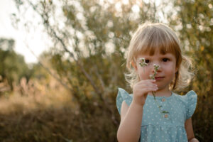 Familienshooting, Kind hält Blume