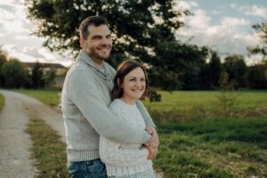 Pärchenfoto, Mann umarmt Frau