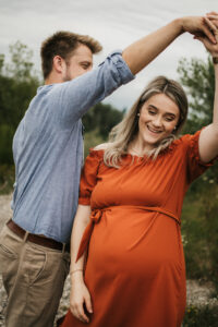 Babybauchshooting, Pärchen tanzt