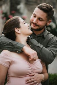 Paar beim Babybauchshooting